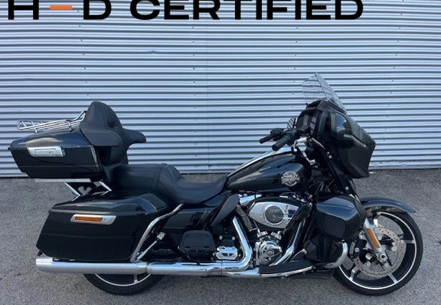 Harley-Davidson Street Glide Ultra (Vivid Black/Chrome Finish)