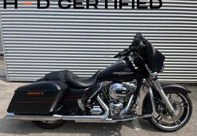 Harley-Davidson Touring Street Glide Special FLHXS (Black Denim & Red Stripes)