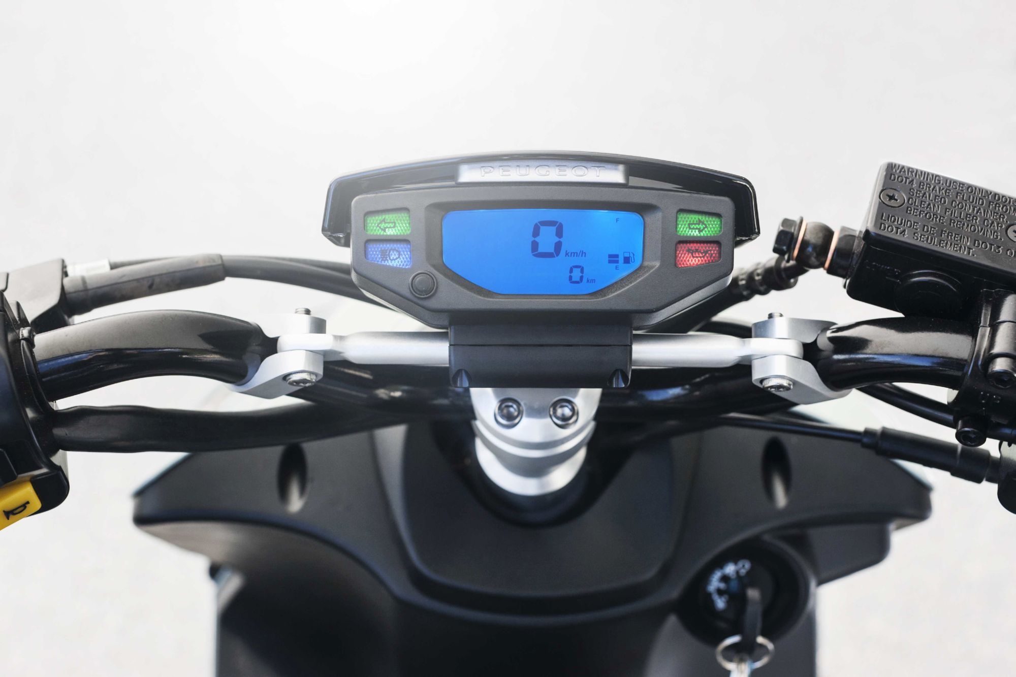 Motorrad Vergleich Peugeot Streetzone 10 Naked 2015 Vs Peugeot Kisbee