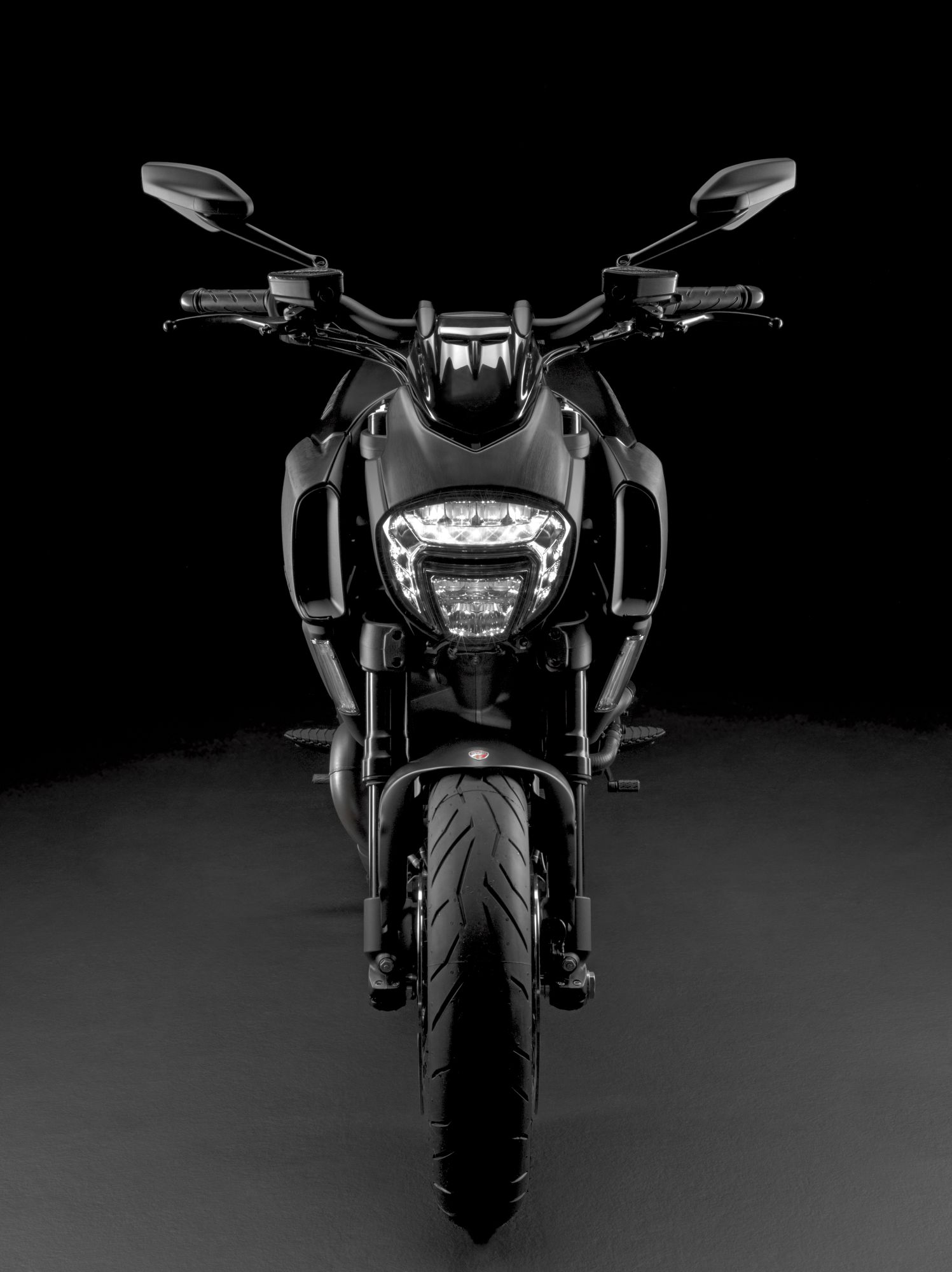 Motorrad Vergleich Ducati Diavel Dark Vs Royal Enfield