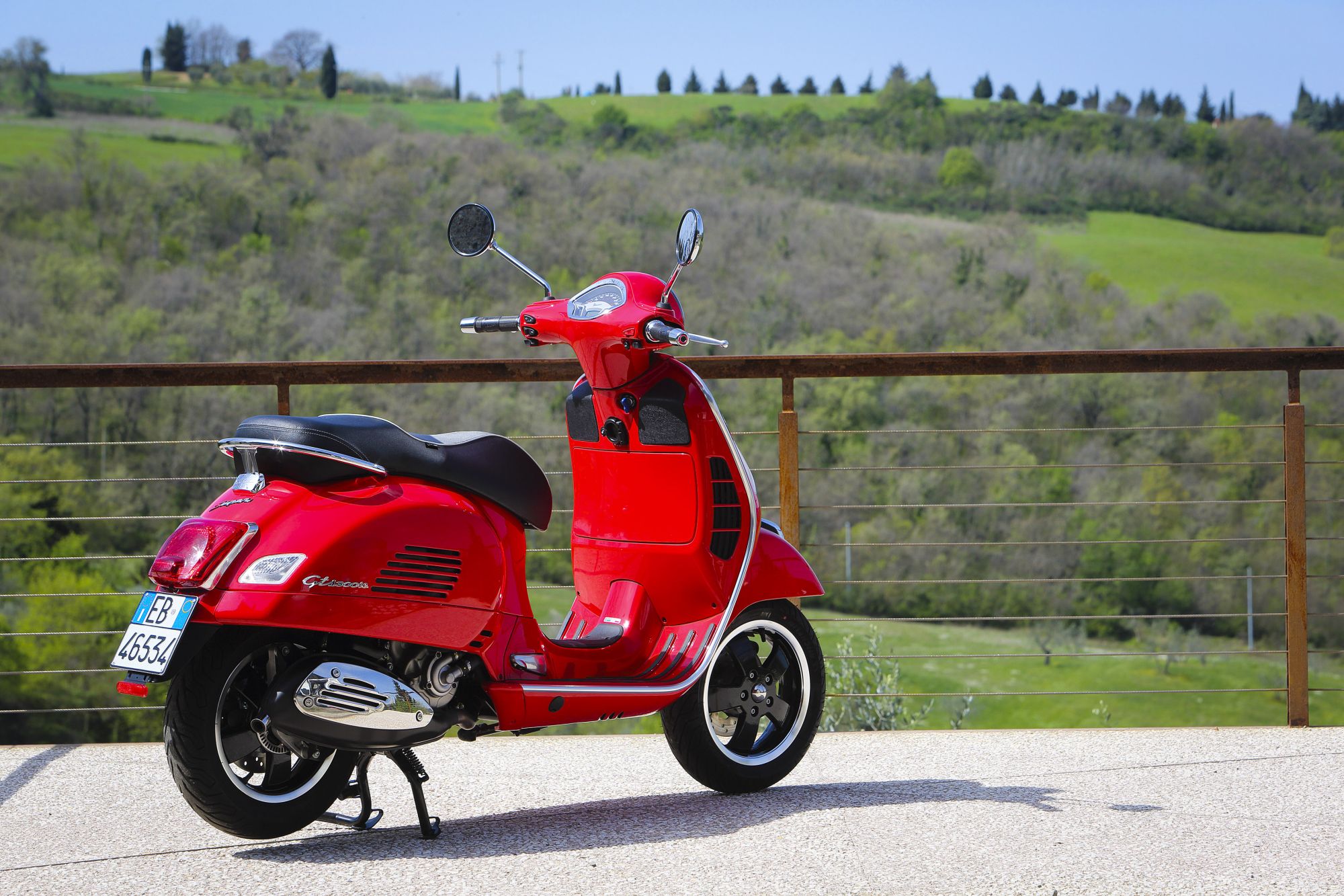 Motorrad Vergleich Vespa Gts I E Super Vs Vespa Gts Hpe