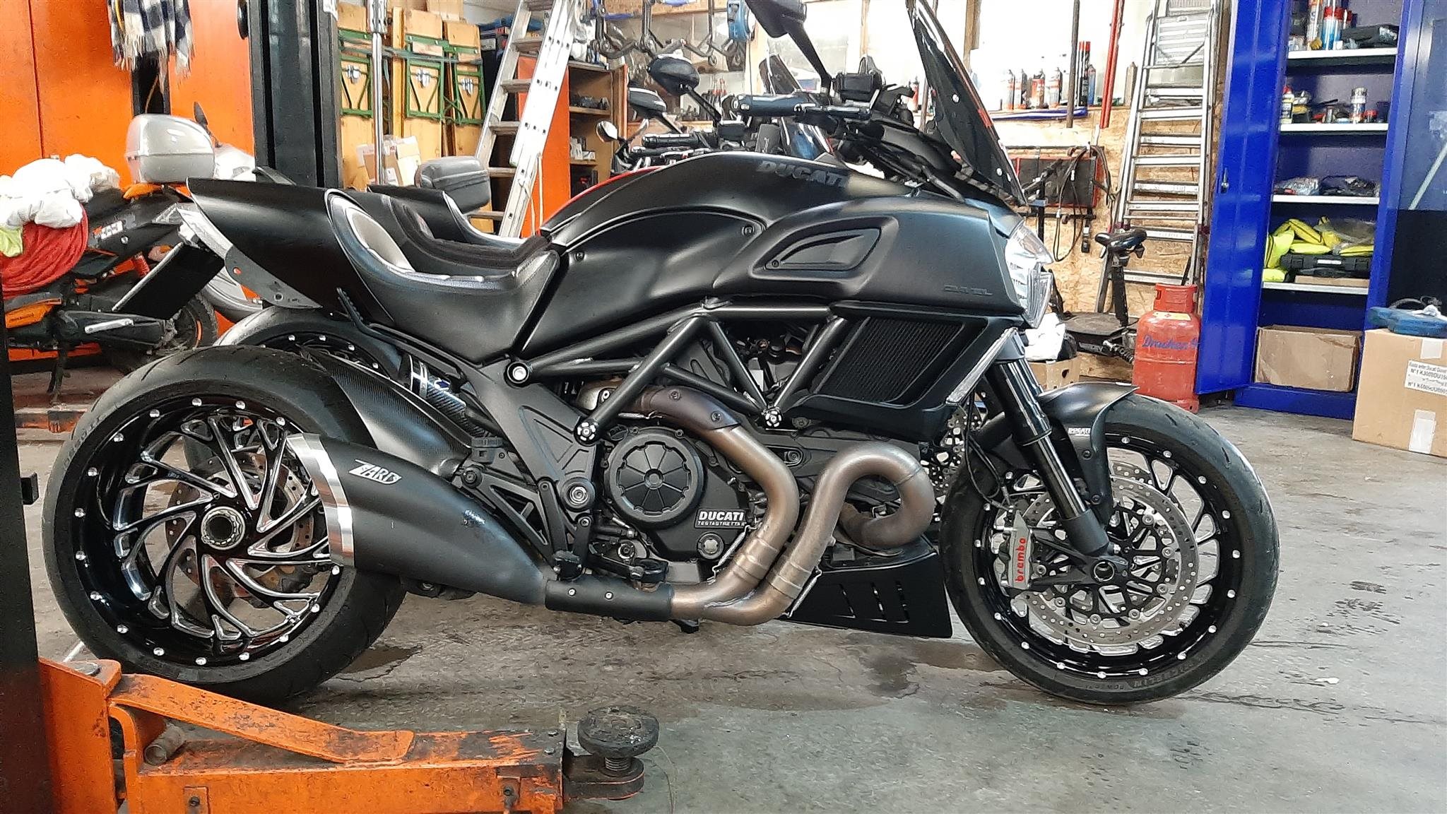 Umgebautes Motorrad Ducati Diavel Dark Von Kawadrifter Ps At