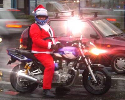 Weihnachtsmänner bekommen Geschenke!