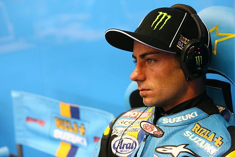 Wundenlecken bei Rizla Suzuki: Gefahren wie ein Mädchen