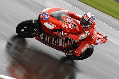 Nur Stoner durfte lächeln: Capirossi hatte sich verschätzt