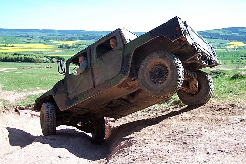Hummer fahren durch den DiRT: Mit dem Monster ins Gelände