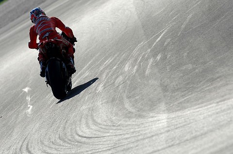 Rennen MotoGP: Stoner siegt während Rossis Maschine streikt