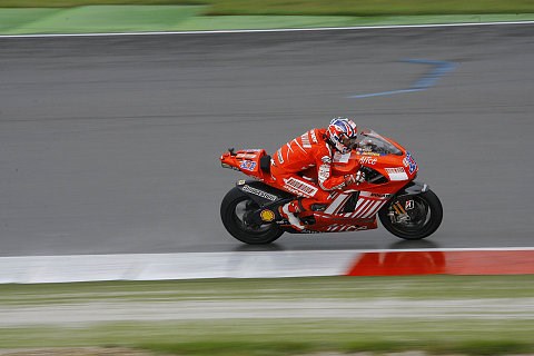 1. Training MotoGP: Stoner schwimmt davon