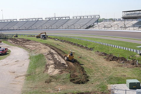 Indianapolis: Der Asphalt kommt drauf