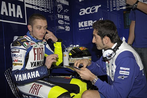 Rossi bleibt gelassen: Neubeginn im Regen