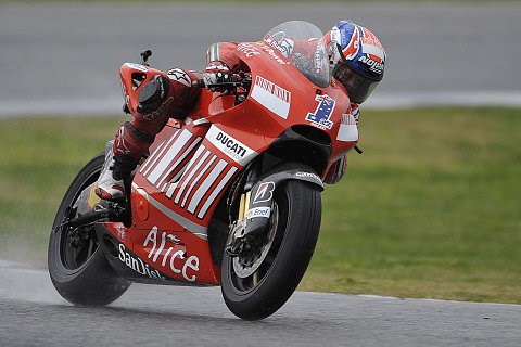 Stoner Schnellster im Regen-Warm-up: Neun Zehntel voraus