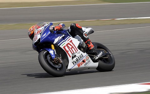 Lorenzo stürzt, Pedrosa führt: Spanien bleibt im Gespräch