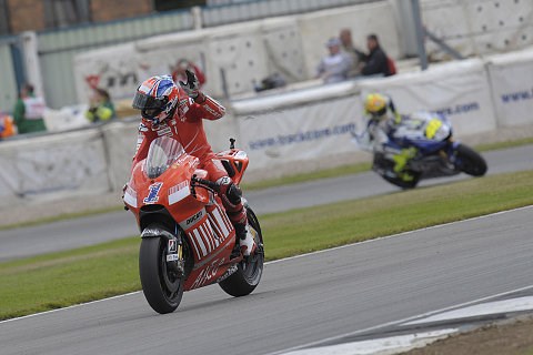 Stoner bereits unter Pole-Rekord: Capirossi schwer gestürzt