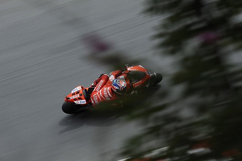 Pedrosa schenkt Stoner den Sieg: Ein Spanier stürzt, ein Australier feiert