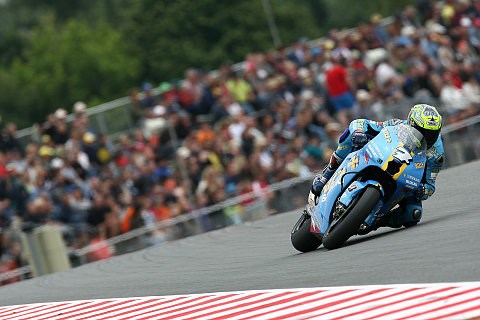 Suzuki hatte etwas zu feiern: Regenfahrer holt Regenpodest