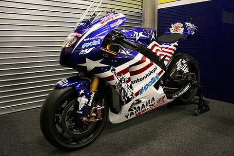 Edwards mit Speziallackierung: Eine Vertragsfeier