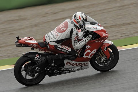 Guintoli von Rossi gebremst: Den Weltmeister auf falschen Reifen vermutet