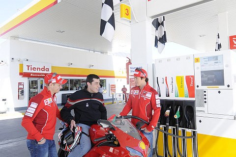 Hayden als Tankwart: Ducati-Stars betanken Fan-Motorräder