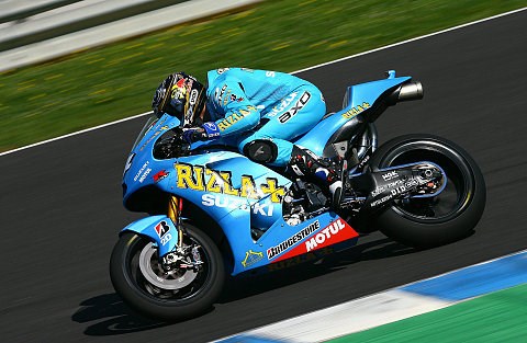 Suzuki schaltet in den Rennmodus: Podium und Siege