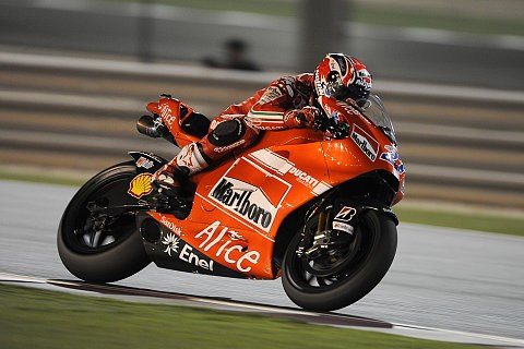 Stoner bekommt an der Spitze Besuch: Rossi, Capirossi und Lorenzo schließen auf