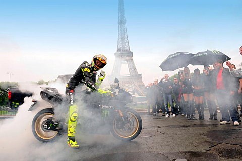 Rossi nebelt Paris ein: Burn-Out am Eiffelturm