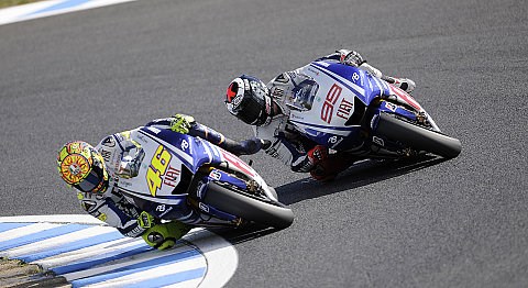 Rossi kämpft Lorenzo nieder: Der Kampf des Jahres