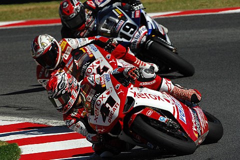 700. Superbike-Podest für Ducati: Trauer um verpasste Siege bei Haga und Fabrizio