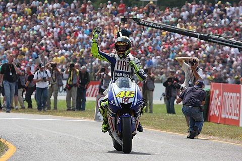 Rossi behält Lorenzo und Stoner im Auge: Brillante Form und erwartete Genesung