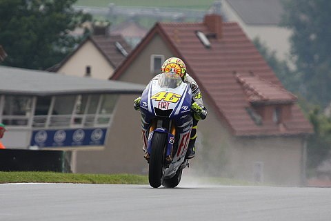 Rossi mit klarer Pole am Sachsenring: Guter Kampf und viele Stürze