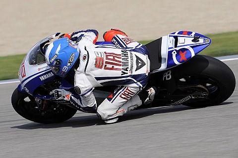 Lorenzo dominiert in Indianapolis: Rossi und Pedrosa stürzen