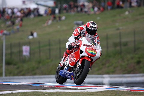 Babera siegt, Simoncelli stürzt: Barbera gewinnt 0,04 Sekunden vor Pasini