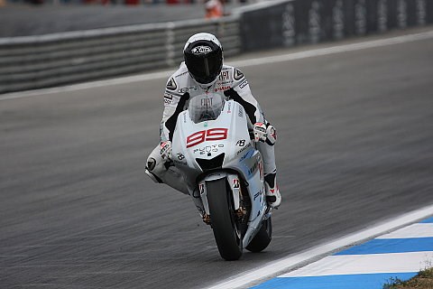 Lorenzo holt Pole in Estoril: Rossi und Stoner in Reihe eins