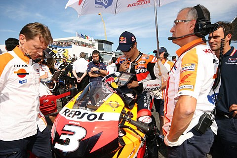 Platz drei für Pedrosa zum Auftakt: Hoffen auf gutes Wetter