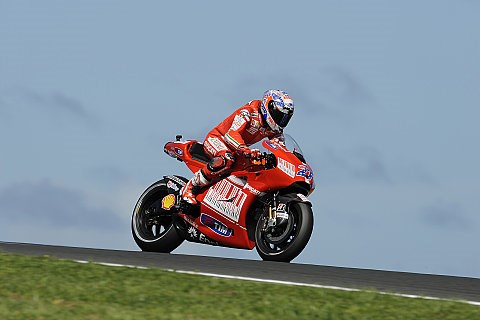Stoner in halb verregneter Session voraus: Lorenzo hängt weiter hinterher