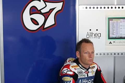 Checa glücklich über Rang 1: Byrne mit Highsider auf schneller Runde