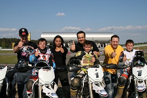 Supermoto gegen Gewalt: Lieber das Bike um Ecken prügeln