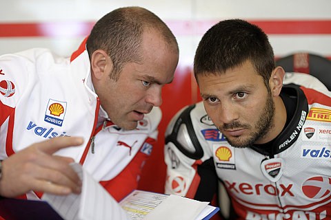 Fabrizio freut sich über Reihe 1: Werksfahrer gehören an die Spitze