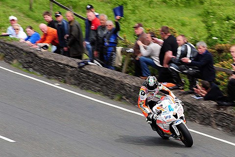 TT2010: Hutchinson gewinnt Supersport 1: Schlimmer Sturz von Karsten Schmidt