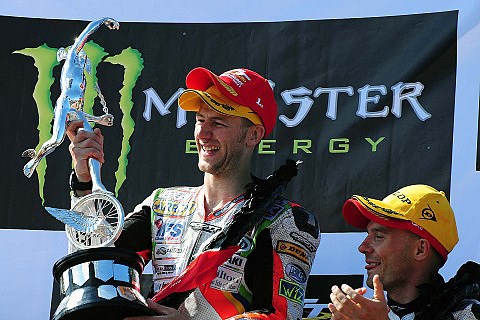 TT2010: Hutchinson siegt in Senior TT: Alles gewonnen, was zu gewinnen geht