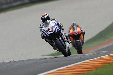 Lorenzo führt 1. Silverstone-Training an: Am Ende ein paar Regentropfen