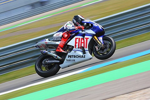 Lorenzo fährt Poleposition heraus: De Puniet und Spies mischen Werksfahrer auf