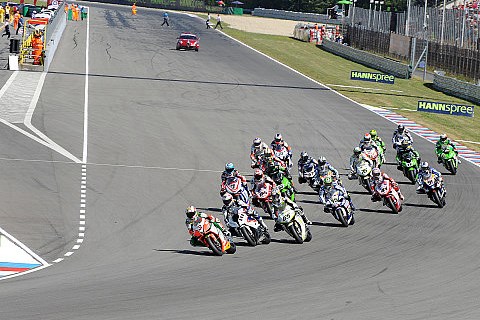 Biaggi siegt im zweiten Lauf klar: Harter Kampf am Anfang, Cruisen am Ende