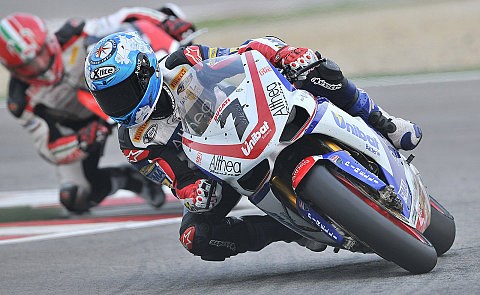 Checa siegt in Lauf eins in Imola: Haslam fünf, Biaggi elf, Entscheidung verschoben