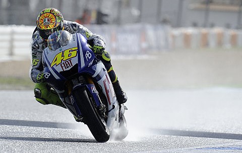 Rossi beschließt Warm-up als Schnellster: Wolken vs. Sonnenschein