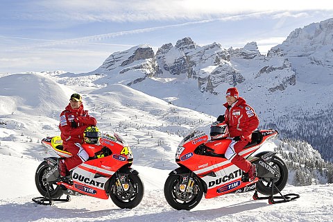 Ducati präsentiert Desmosedici GP11: Die neuen Farben von Rossi und Hayden