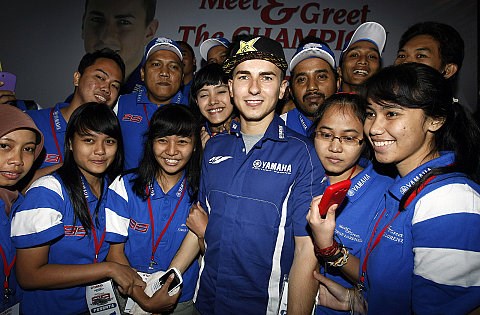 Abendessen mit den Löwen: Lorenzo zu Gast in Bali