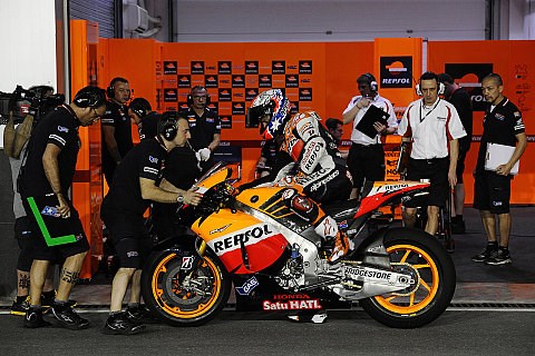 Stoner beginnt Katar-Wochenende mit Bestzeit: Rossi rückt der Spitze näher