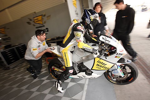 Lüthi dominiert erstes Moto2-Training in Jerez: Bradl beginnt mit Platz zwei