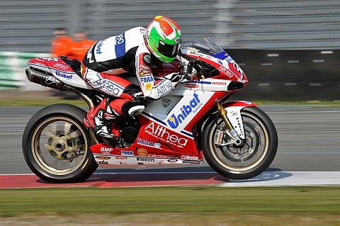 STK 1000 - Giugliano siegt in Assen knapp: Angriffe von Petrucci im letzten Moment abgewert