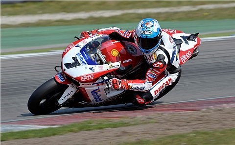 Checa hält Biaggi auf Distanz: Sieg im zweiten Lauf von Assen